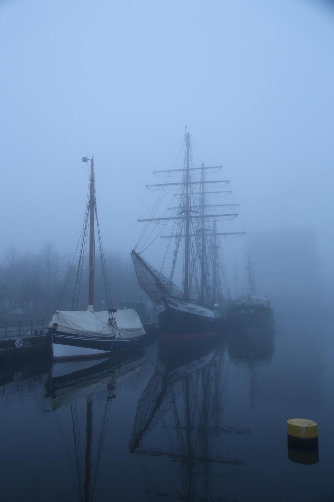 Schiffshotel "Schlafen Im Hafen" Hamburg Bagian luar foto