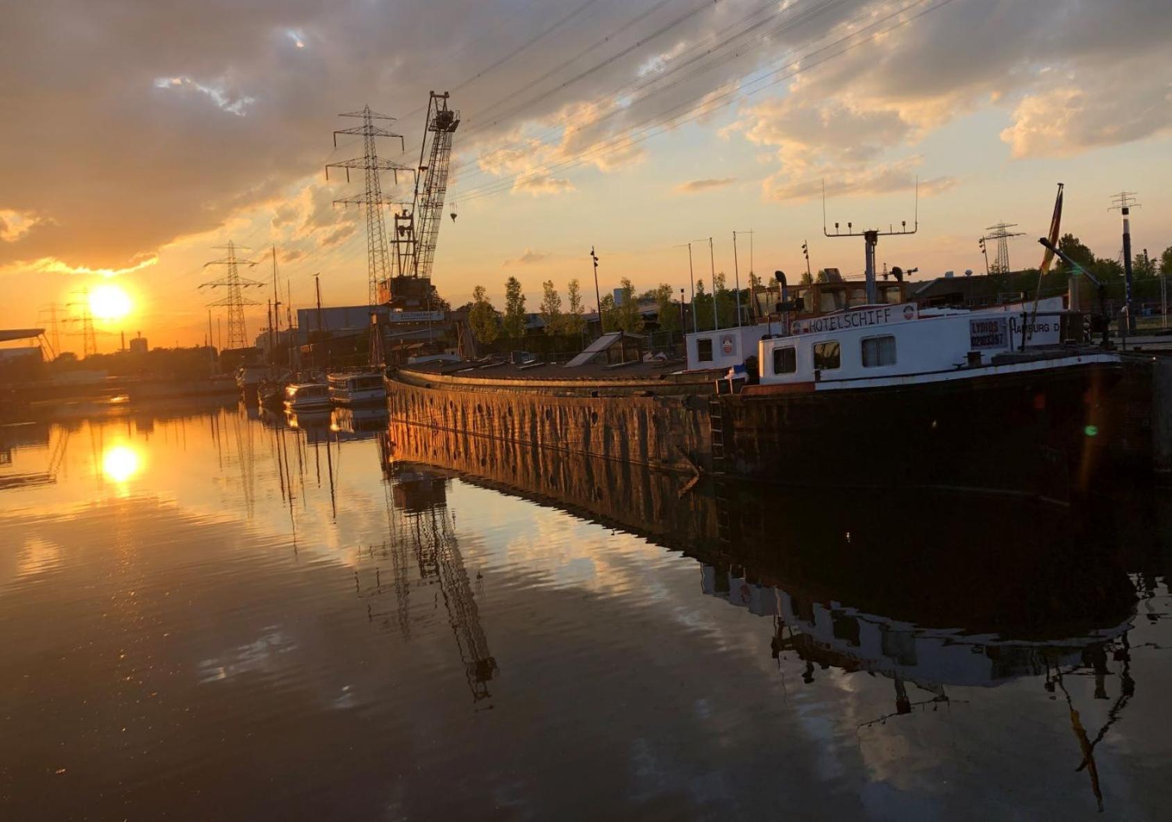 Schiffshotel "Schlafen Im Hafen" Hamburg Bagian luar foto
